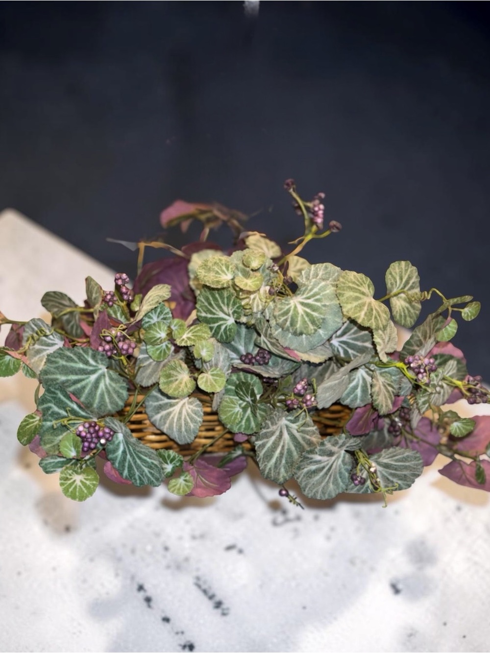 Artificial Saxifraga Pendant Strawberry Begonia In Wooden Basket